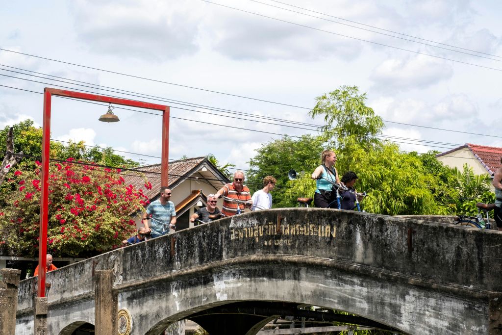 운하를 가로지르는 작은 다리