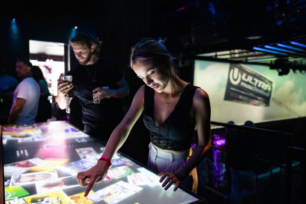 인터랙티브 디스플레이에 참여하는 암스테르담의 숙소 방문객