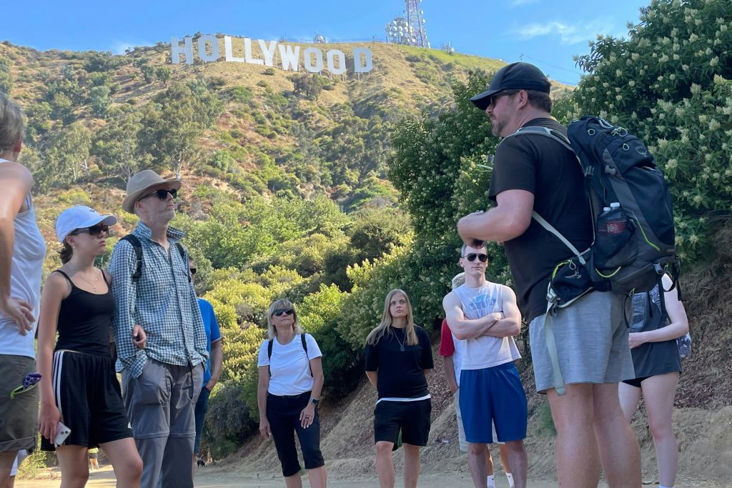 세계적으로 유명한 할리우드 사인 아래에 서보세요!