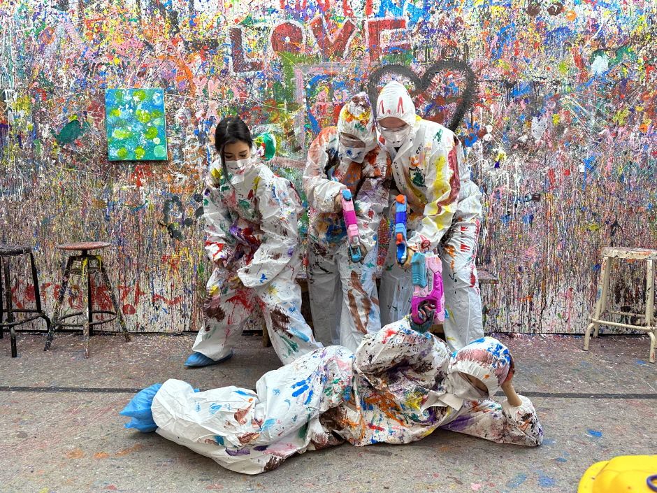 [Seoul Hapjeong] Action Painting Experience in a studio covered with paint