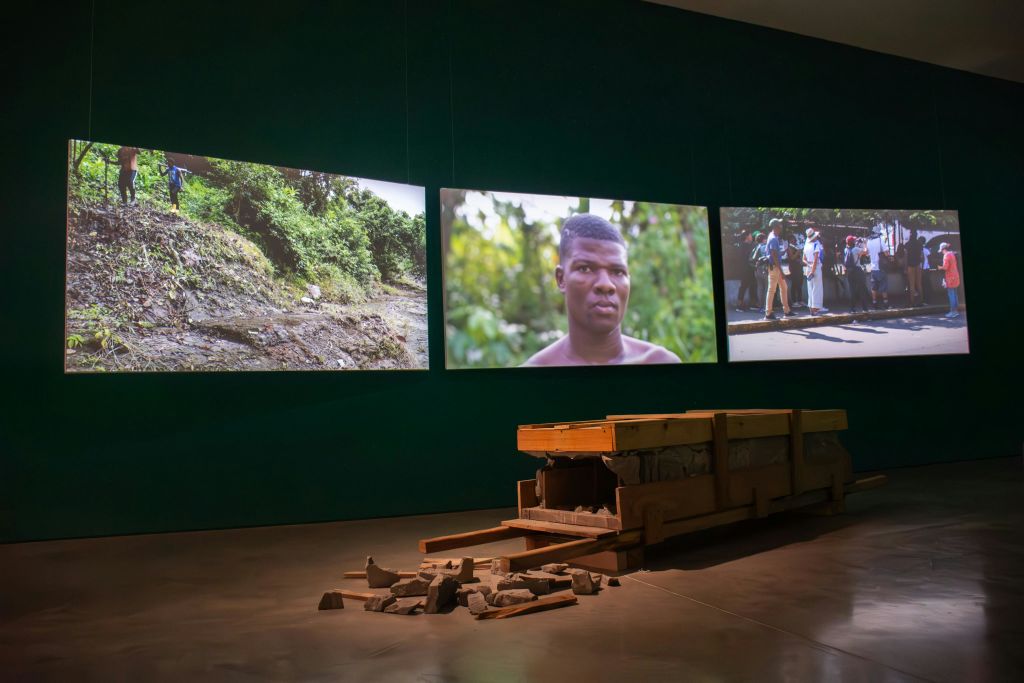 태평양의 태양을 만나는 데사피아르 전시회