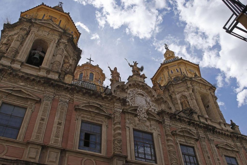 바로크 양식의 산 루이스 데 로스 프란체세스 교회는 이 동네의 상징입니다.