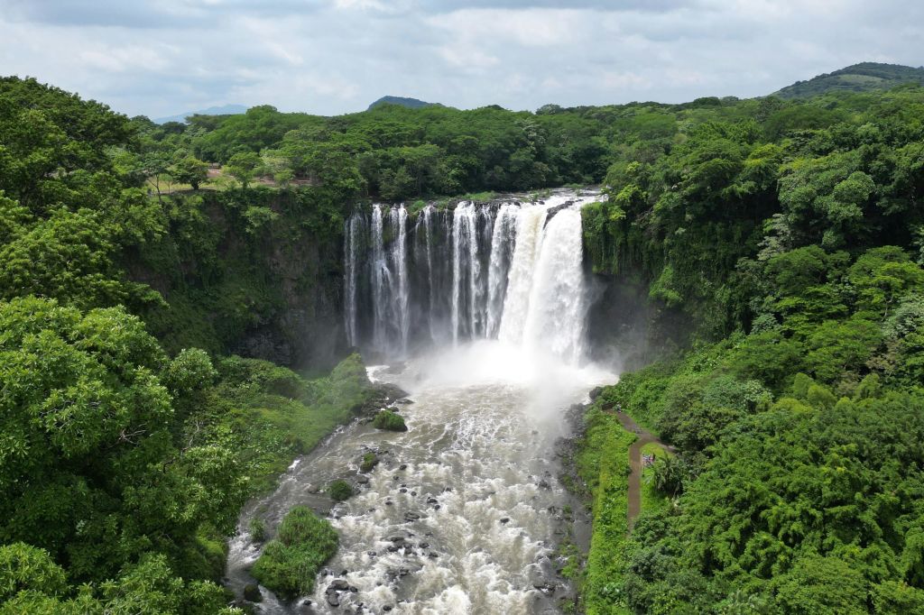 "El Salto de Eyipantla" 의 공중 전망.