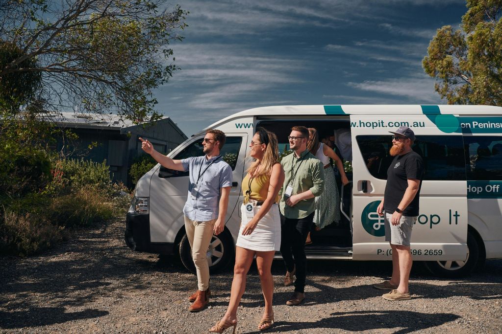 와이너리에서 버스에서 내리는 게스트