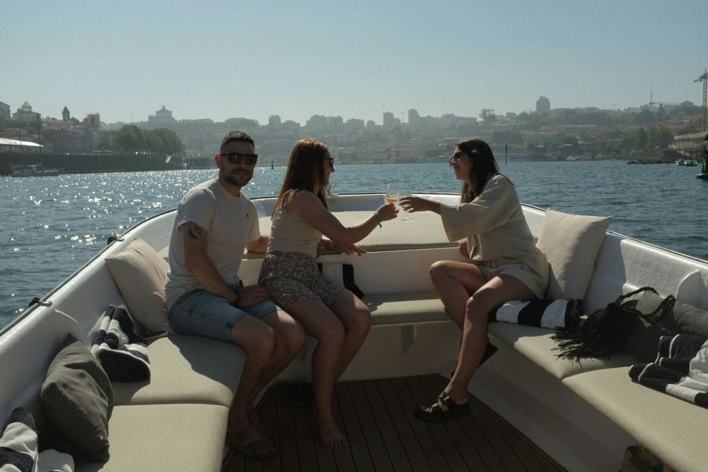 여행을 즐기는 친구들