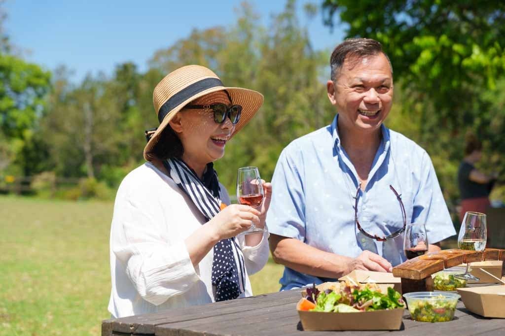 O'Reilly 's Vineyard에서 음식과 와인을 즐기는 커플