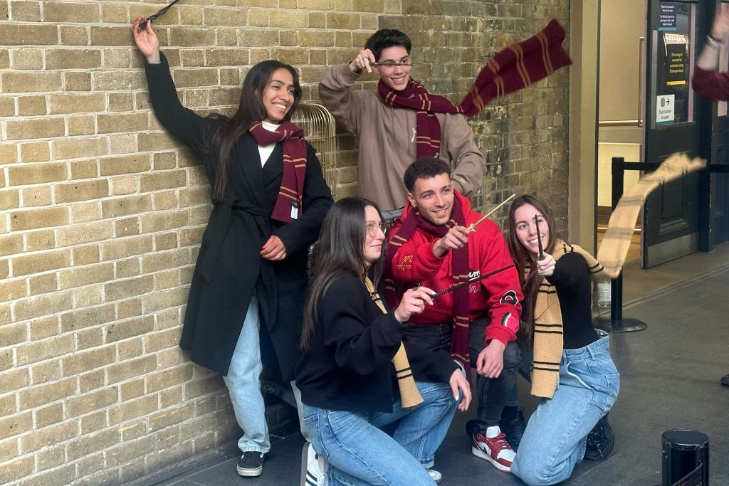 지팡이를 들고 있는 가족