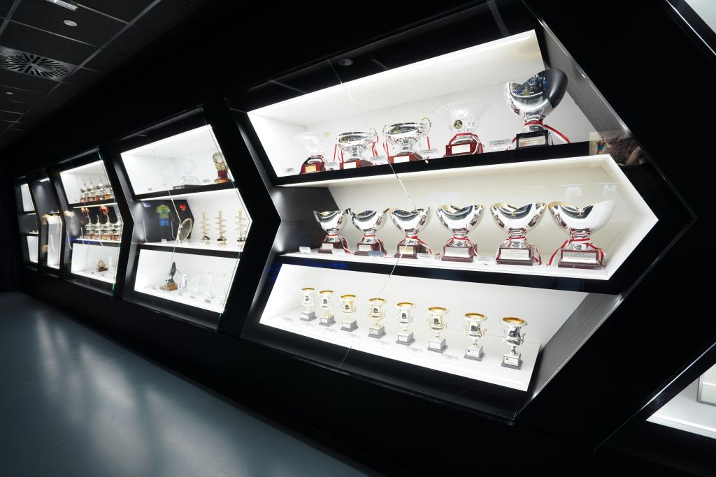 라파 나달 (Rafa Nadal) 이 자신의 커리어 동안 획득한 모든 트로피가 있는 전시 공간.