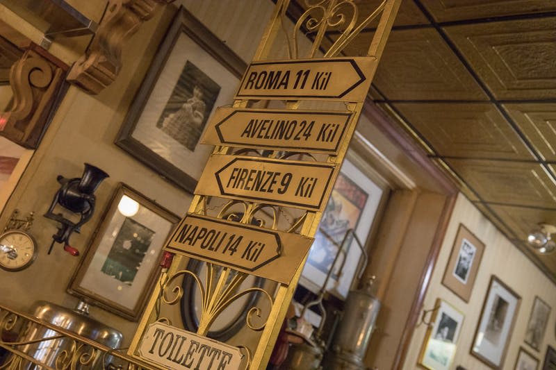 로마, 아벨리노, 피렌체, 나폴리, 토일렛의 빈티지 방향 표지판은 액자에 담긴 다양한 인테리어로 꾸며져 있습니다.