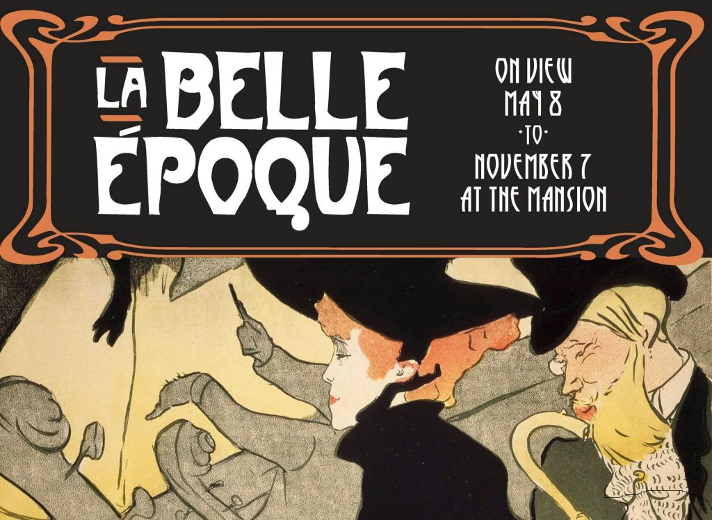 빈티지 복장을 한 두 사람이 등장하는 “La Belle Époque” 전시회 포스터와 The Mansion에서 5월 8일부터 11월 7일까지의 날짜를 나타내는 텍스트.