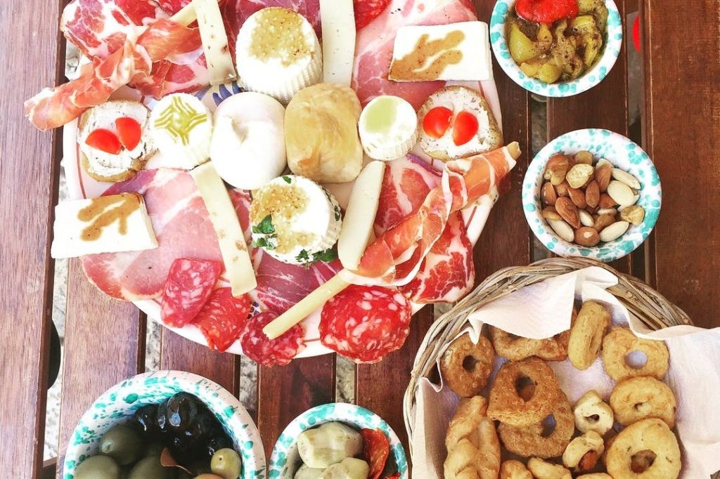 다양한 종류의 치즈와 살라미