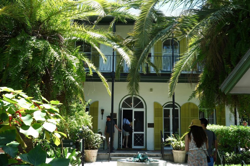 어니스트 헤밍웨이의 숙소는 키 웨스트 다운타운에 위치해 있습니다.