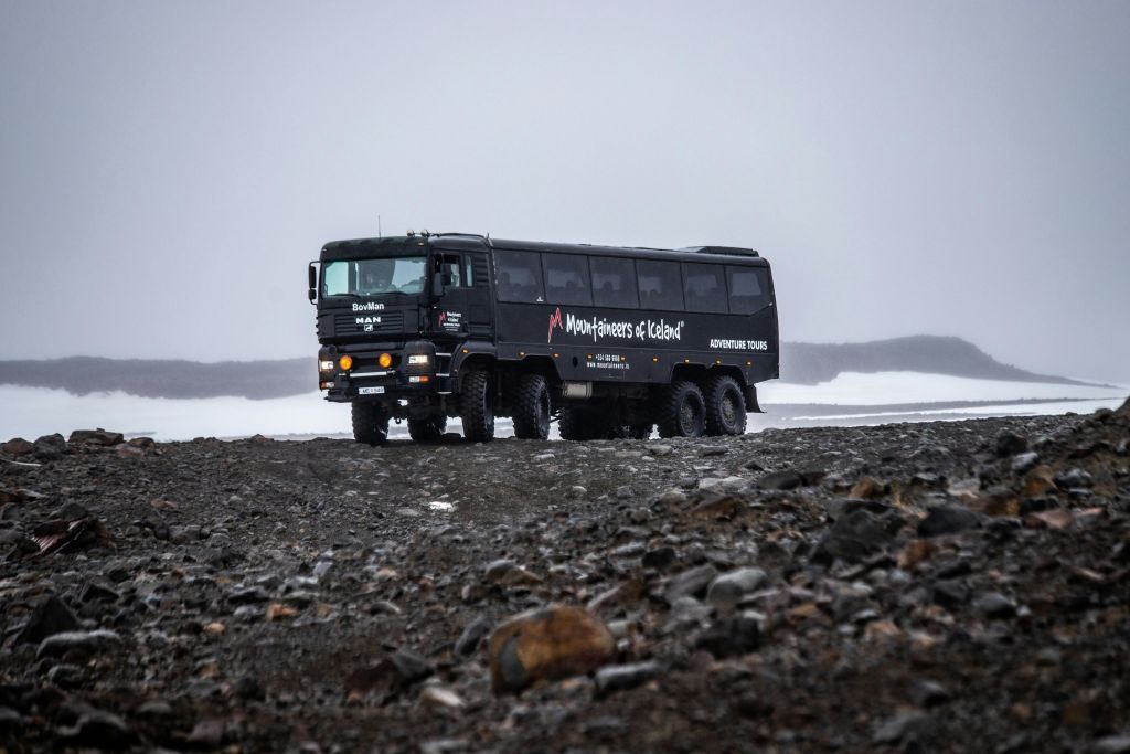 슈퍼 트럭을 타고 빙하로 이동합니다.