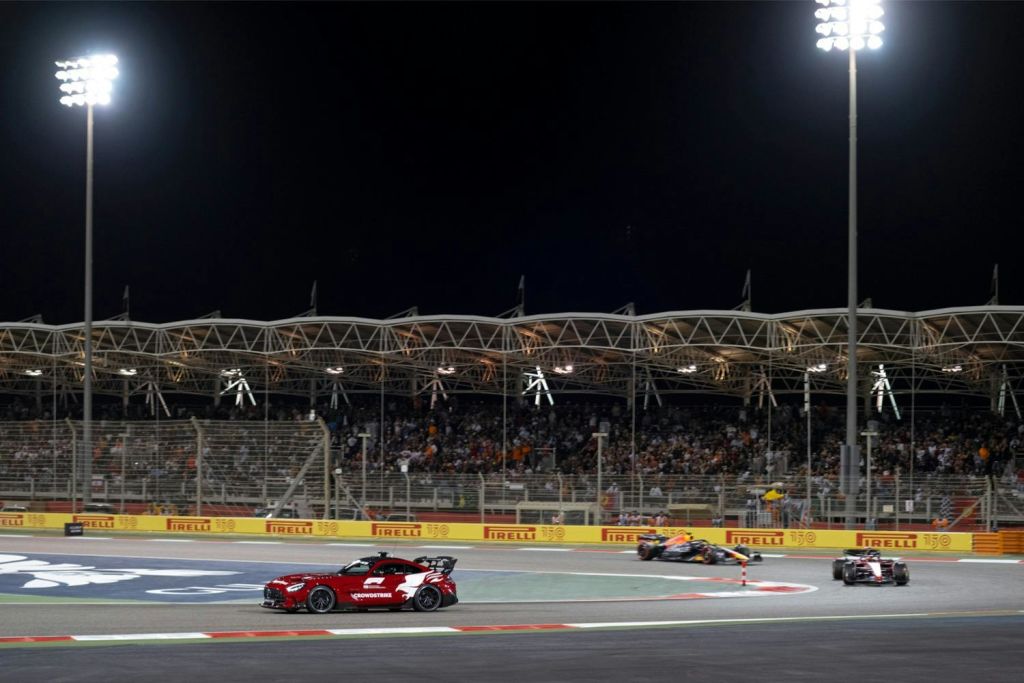 안전 차량 뒤에서 주행하는 포뮬러 1 차량