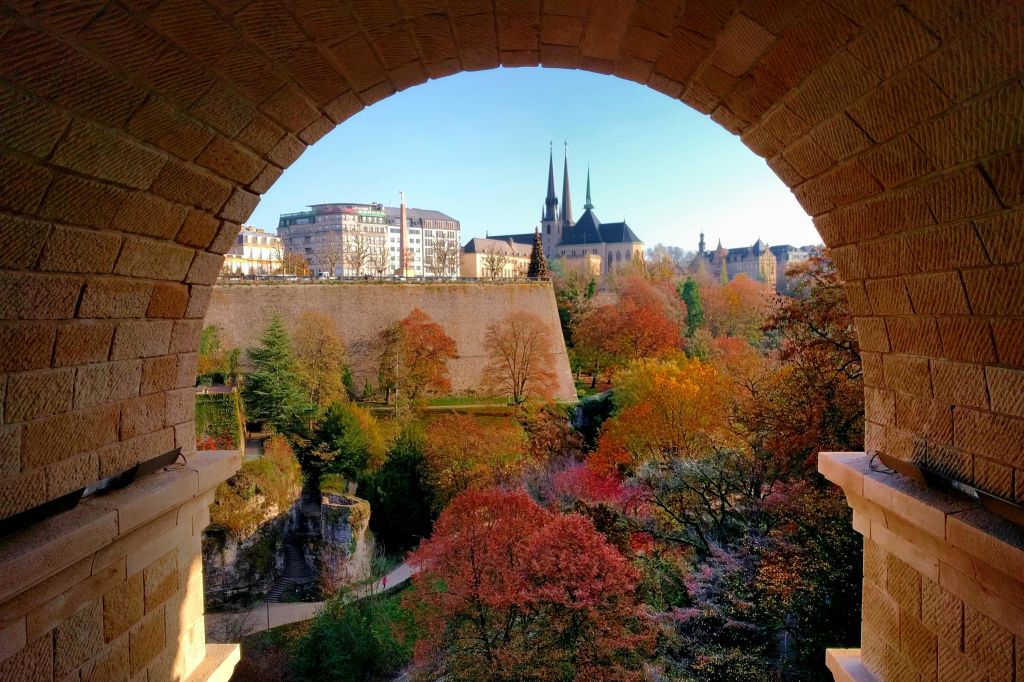 룩셈부르크 콘시옹 광장 (Place de la Consitution) 과 겔르프라 (Gëlle Fra) 전경