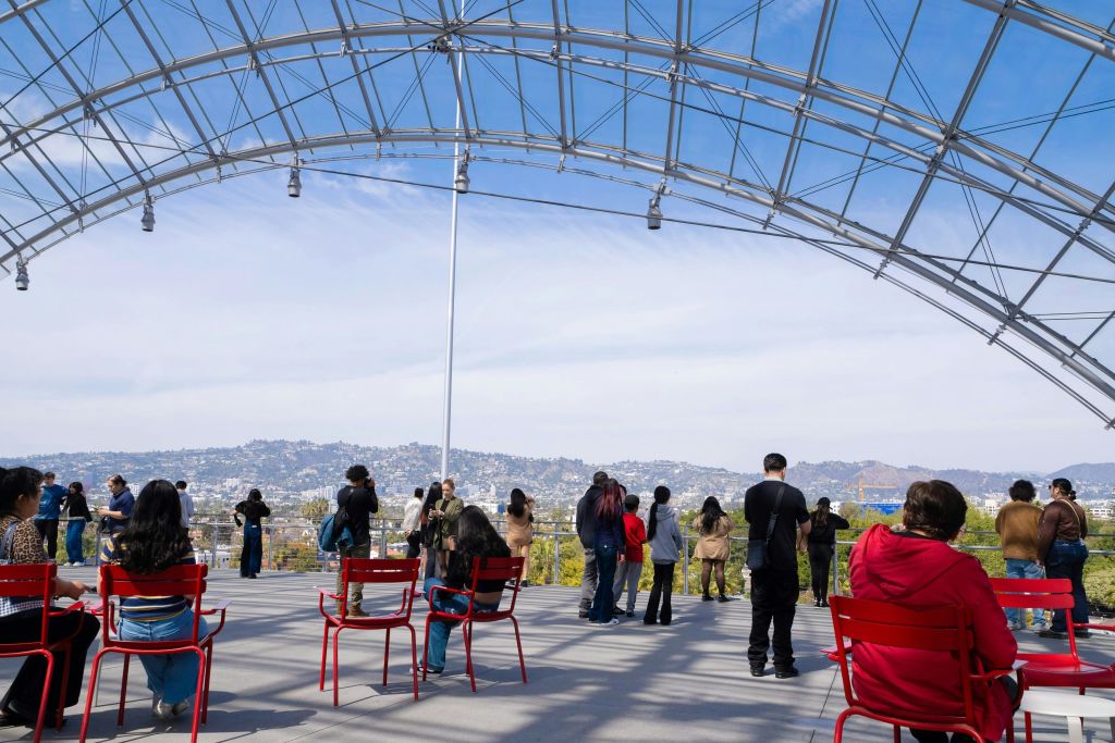 게스트는 5층 테라스에 앉아서 서 있습니다.