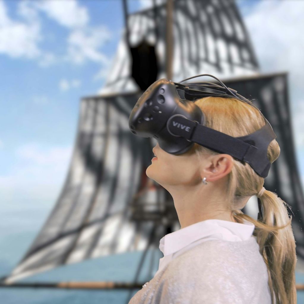 항해선을 배경으로 VR 헤드셋을 착용한 사람.
