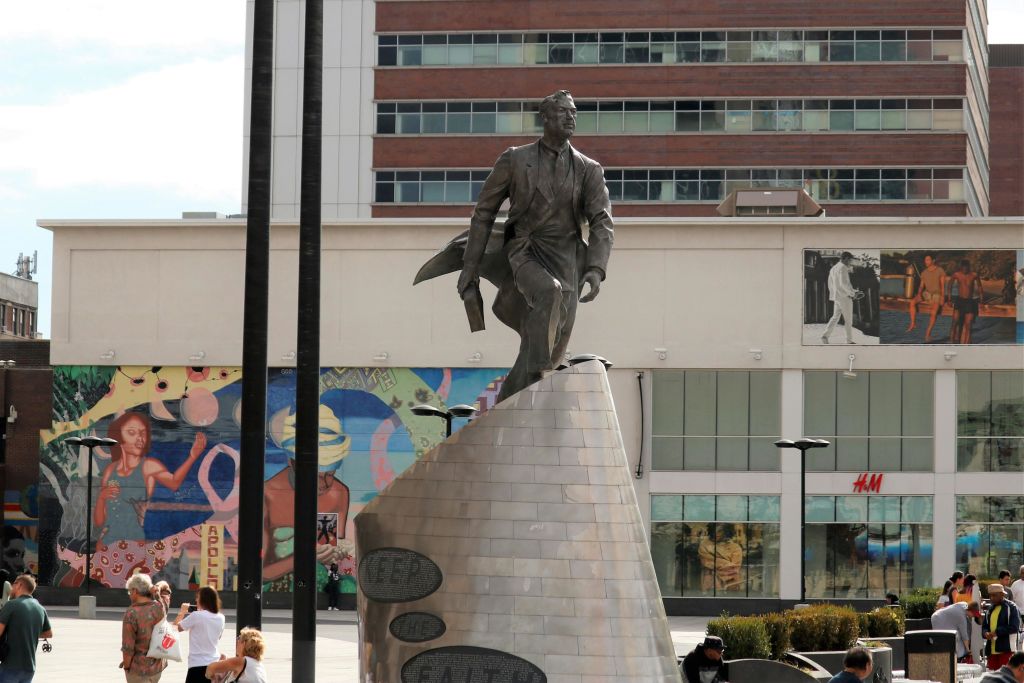 Adam Clayton Powell Jr. Monument의 인상적인 이미지입니다.
