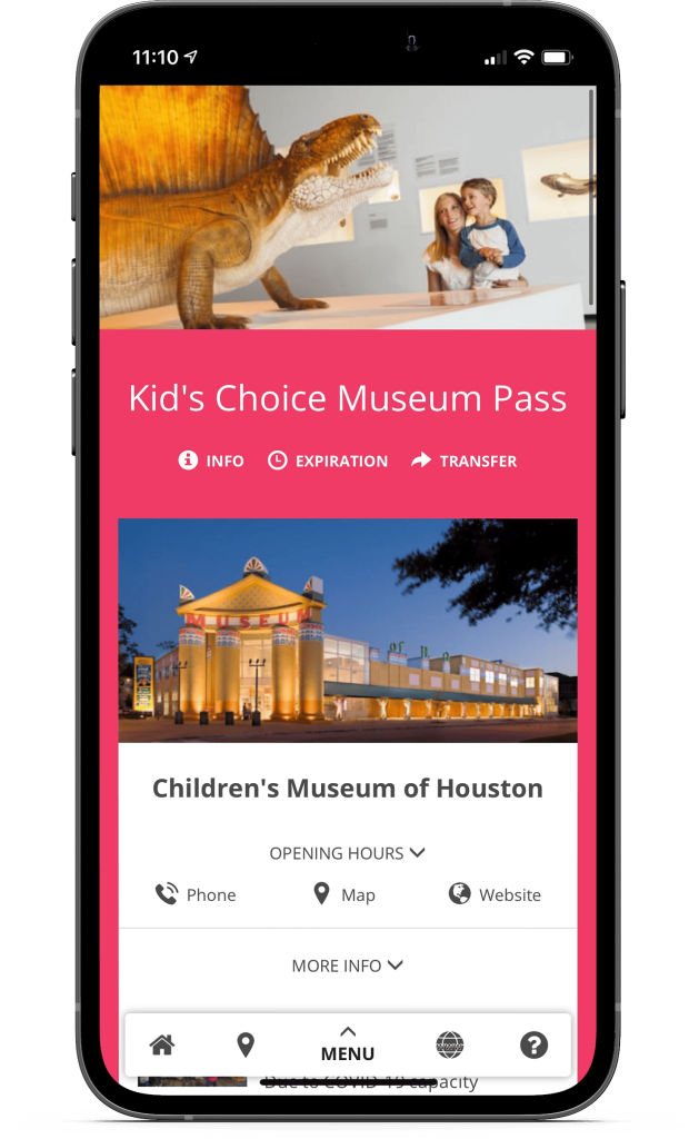 방문객의 이미지, 공룡 전시물, 박물관 건물이 있는 "키즈 초이스 박물관" 의 박물관 패스를 보여주는 스마트폰 화면.