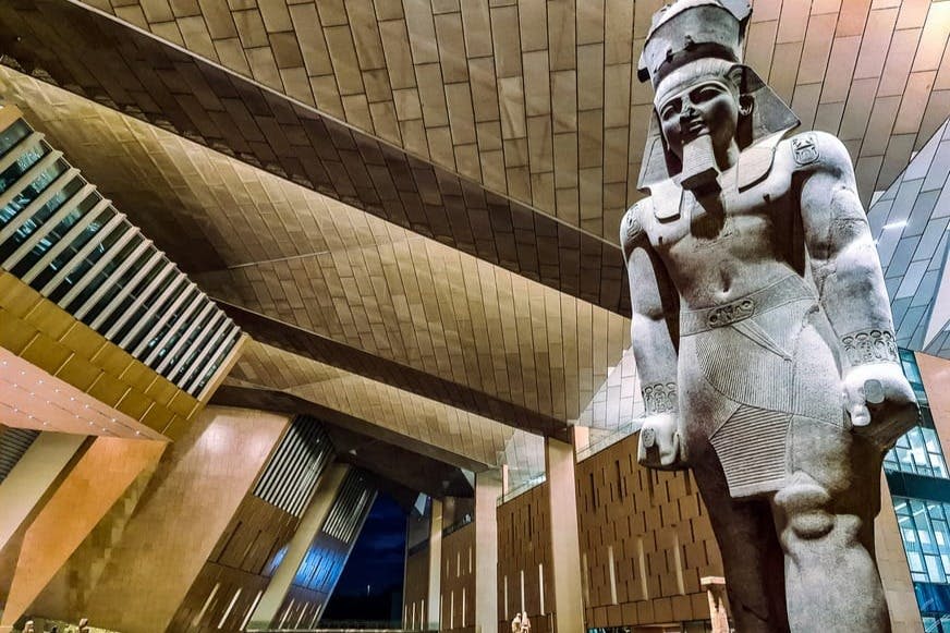 세계 최대 규모의 고고학 박물관인 카이로의 대이집트 박물관 가이드 투어를 통해 고대 이집트를 탐험해보세요.