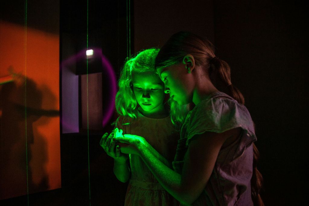 빛의 미로에서 빛과 그림자를 탐험하고 레이저 하프 연주하기