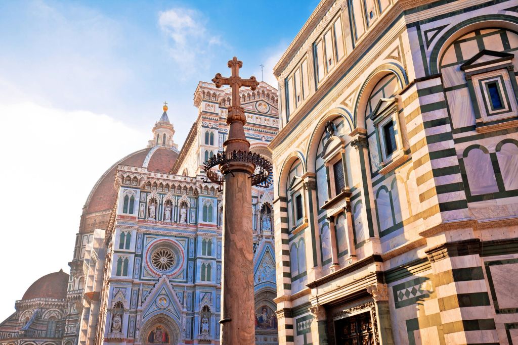 정교한 외관, 커다란 돔, 전면에 십자가가 있는 화려한 기둥, 맑고 푸른 하늘이 있는 역사적인 대성당.