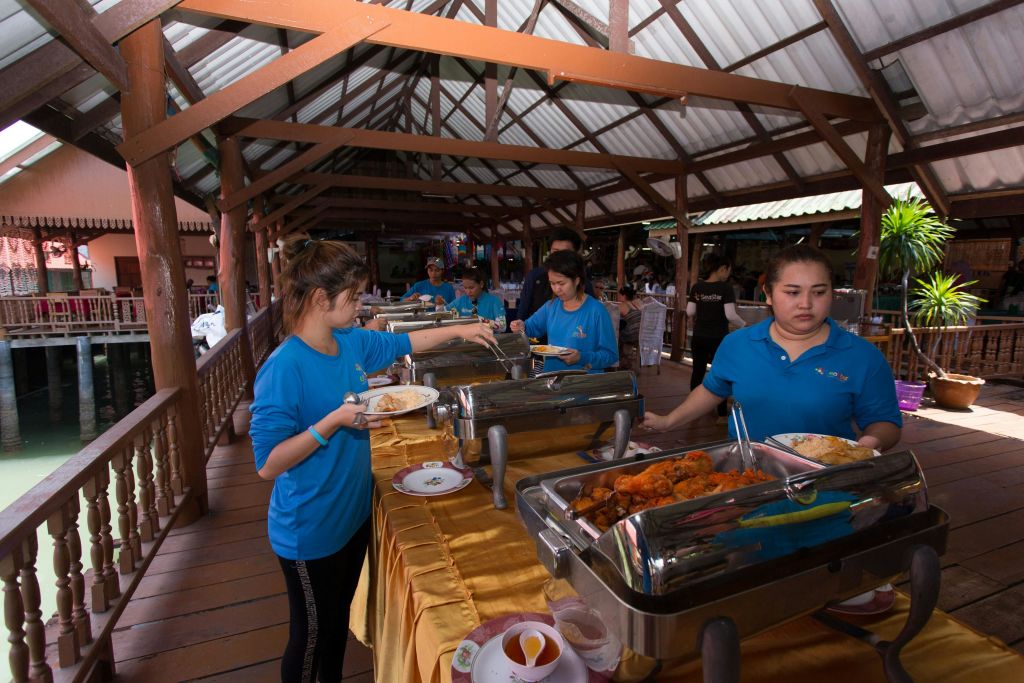 파니 섬에서 호화로운 뷔페 점심을 즐기세요.