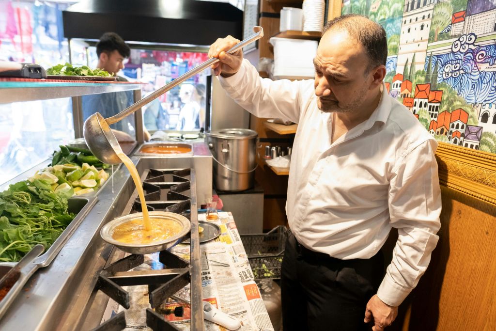 양고기 수프 준비 과정을 지켜보는 게스트