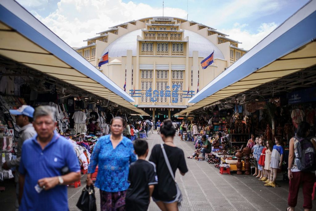 현지 시장을 둘러보며 캄보디아의 일상과 음식에 대해 알아보세요.