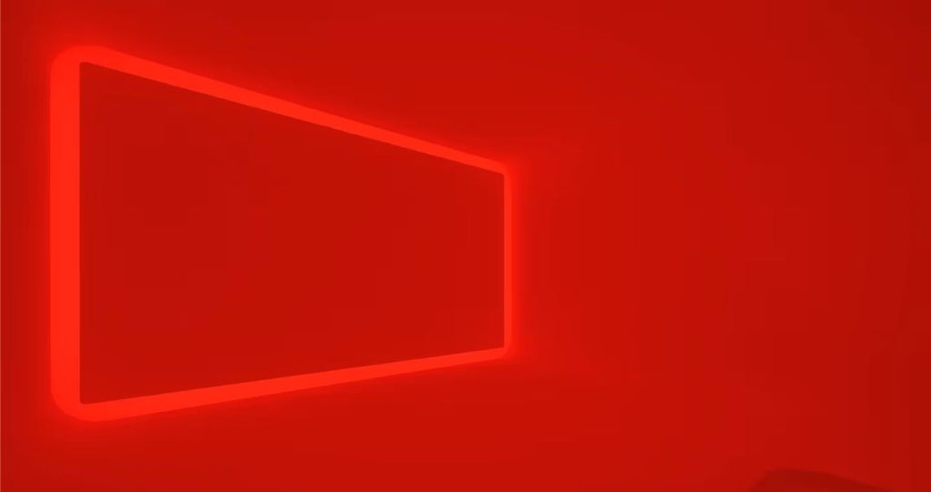 직사각형 윤곽선이 빛나는 빨간색 추상화 장면.