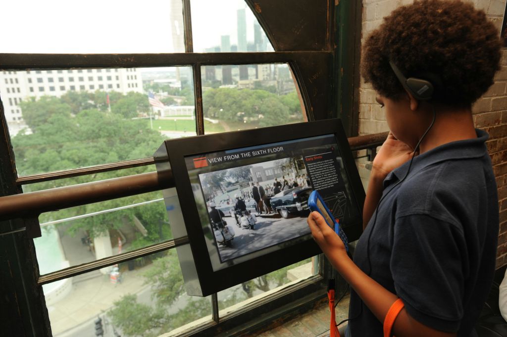 한 소년이 도시 공원이 내려다보이는 커다란 창문 옆에서 '6층에서 본 풍경' 이라고 적힌 전시 화면을 바라보고 있습니다.