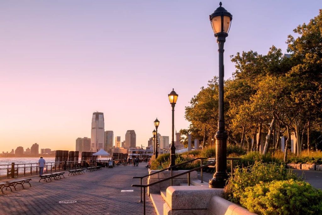 뉴욕의 배터리 파크에서 감상하는 석양.