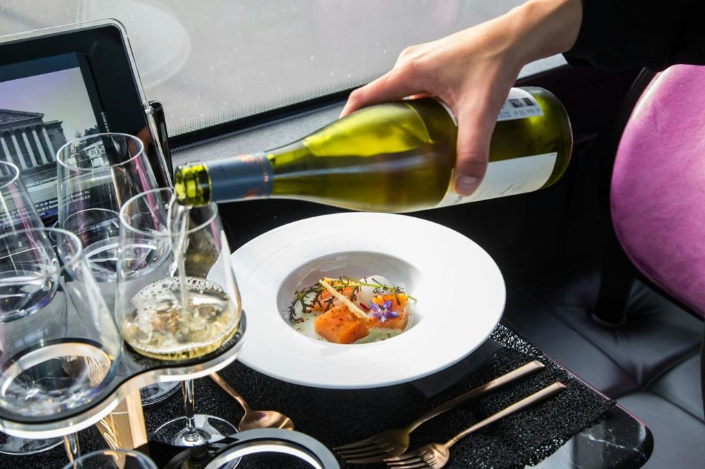 버스 토케 샹젤리제 (Toqué Champs-Elysées) 에서 파리지앵의 저녁 식사를 위한 테이블 세트와 서빙