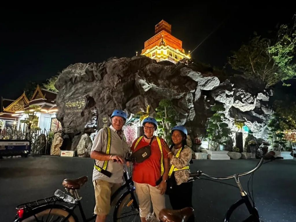 디럭스 버전의 선셋 라이드는 골든 마운트 사원을 방문하여 강변에서 세트 메뉴로 저녁 식사를 즐길 수 있습니다.