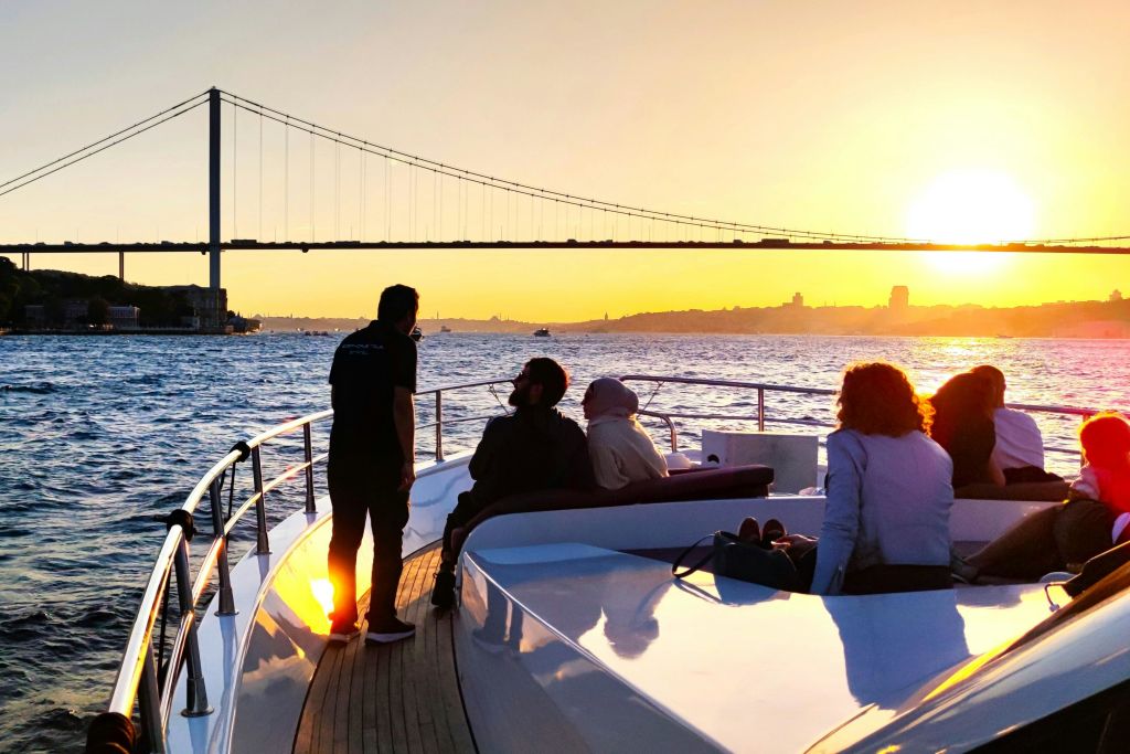 일몰에 즐기는 보스포루스 크루즈