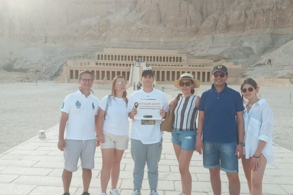 고객은 하트셉수트의 영안실 사원 앞에서 안내판을 들고 있습니다.