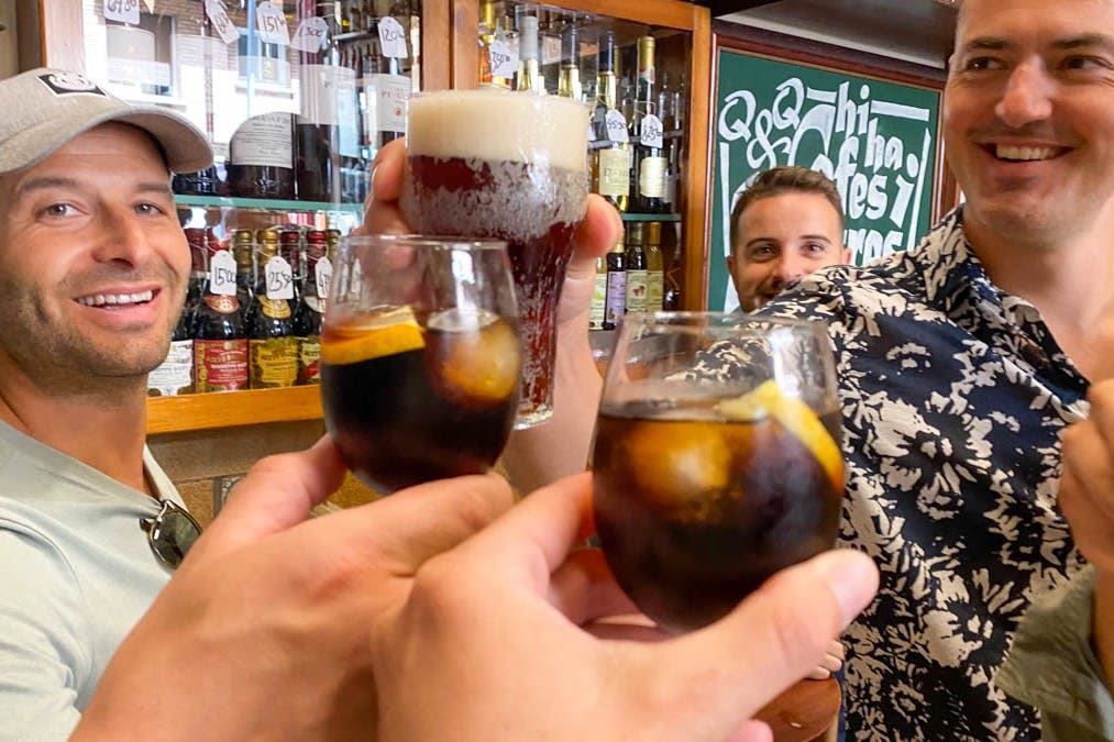 베르무트나 맥주 등 현지 음료 맛보기