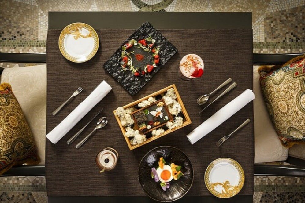 에니그마 팔라초 베르사체