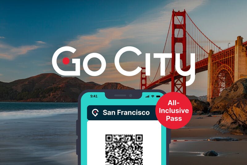 금문교를 배경으로 샌프란시스코의 "Go City" 패스가 스마트폰 화면에 표시됩니다.