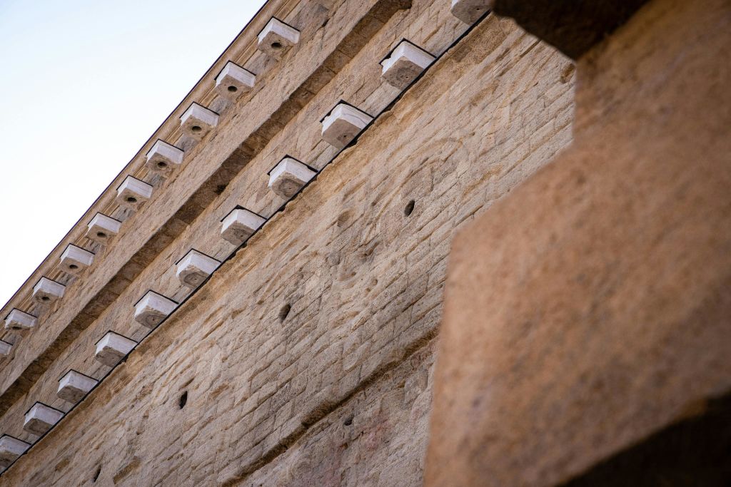 외벽은 여전히 장엄한 건축물로 도시를 지배합니다.
