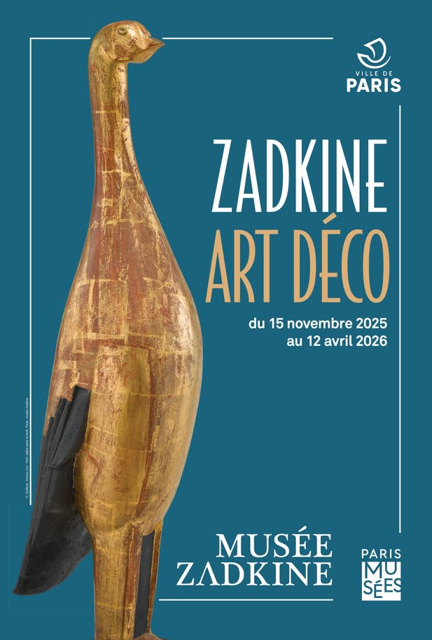2025년 11월 15일부터 2026년 4월 12일까지 Zadkine Art Deco 전시회를 홍보하는 청록색 배경의 목조 조각품.