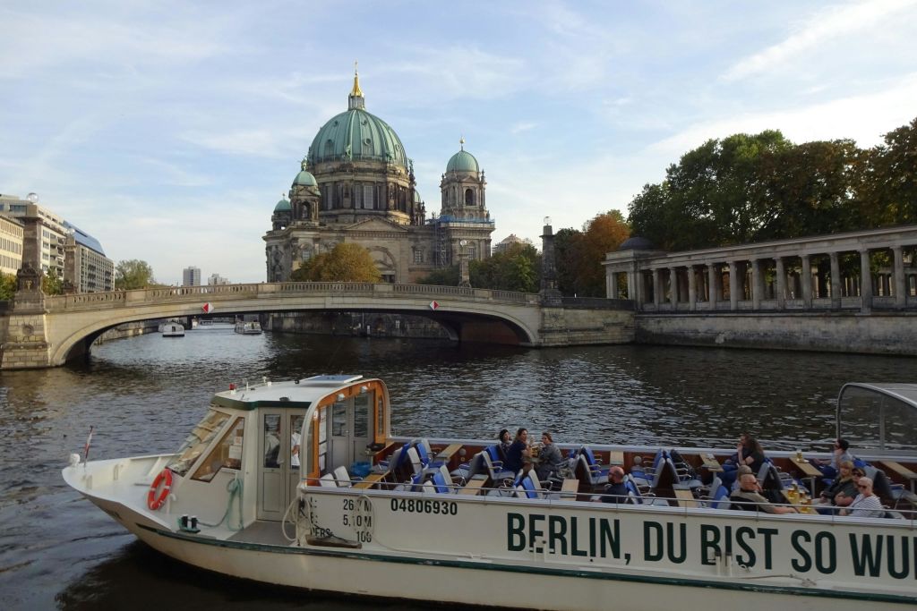 베를린 대성당 앞 부두 Alte Börse에서 컨버터블 선박 BärLiner