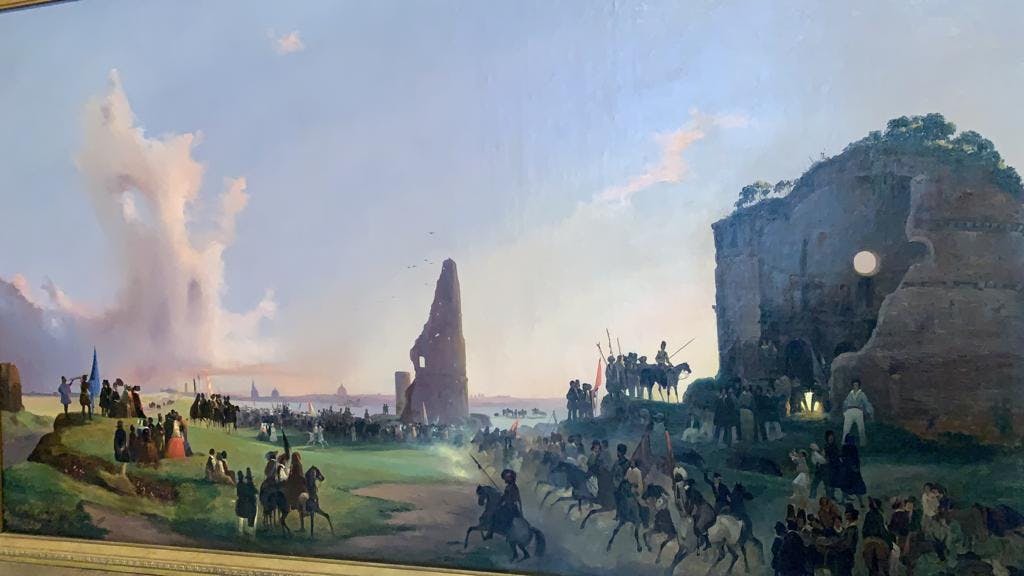 병사들이 말을 타고 있는 역사적인 전투 장면, 폐허가 된 탑, 잔디가 우거진 풍경, 대규모의 병사들.