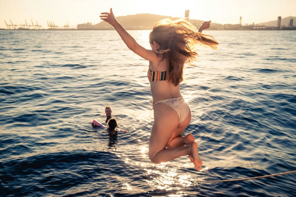 MED의 푸른 바다에서 즐기는 다이빙