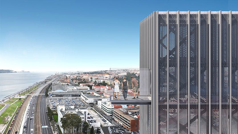 파란 하늘이 선명한 도시 풍경이 내려다보이는 높은 건물에서 내려다보이는 유리 전망대에 네 사람이 서 있습니다.