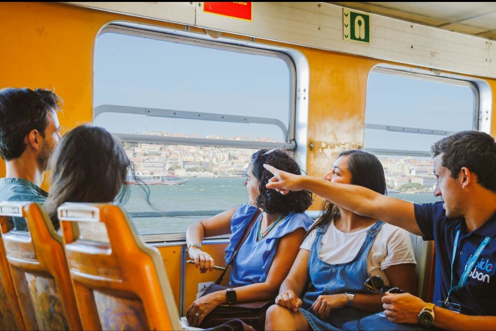 테조강을 건너는 페리보트