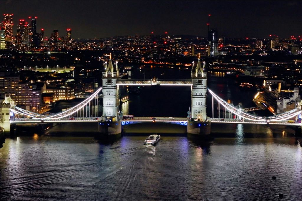 조명 타워 브리지