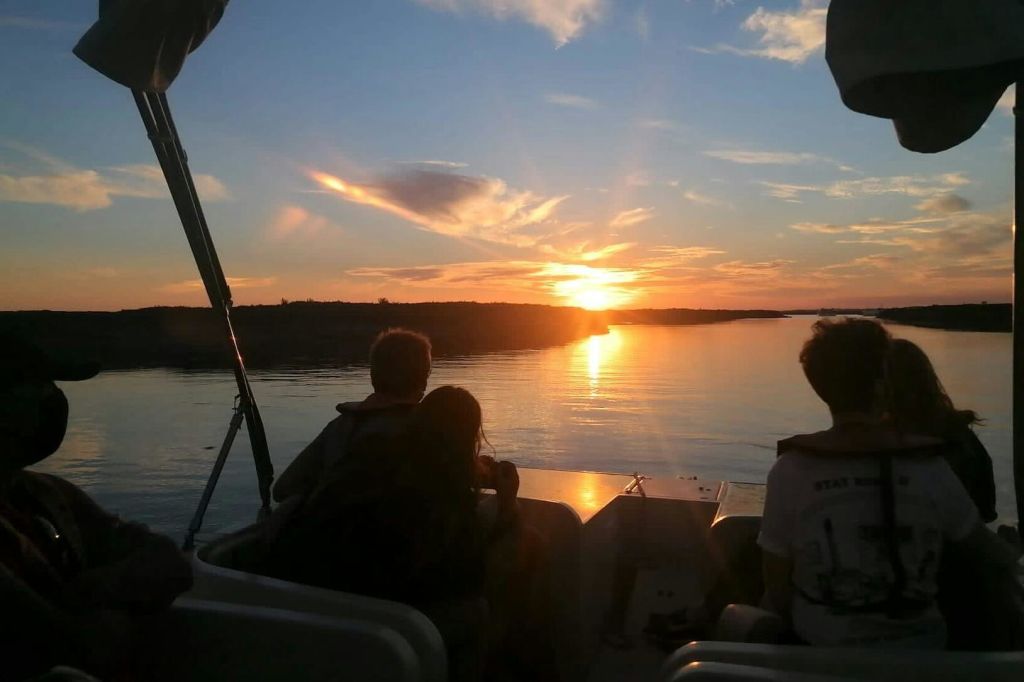 알가르브에서 즐기는 석양의 보트 투어는 파루 주변의 수로를 둘러보는 친환경적인 방법입니다.