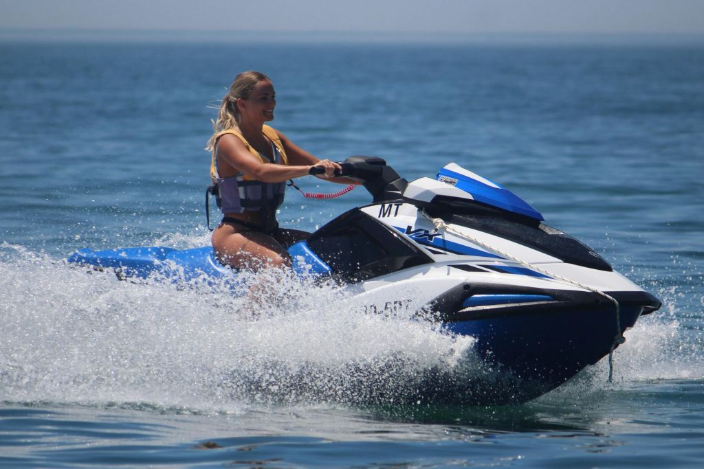 Momens Watersports 제트 스키로 내면의 모험가를 풀어 파도를 타세요!