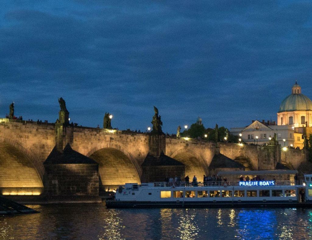 야간에는 '프라하 보트' 라고 적힌 보트가 물 위에 놓인 돌다리의 야경을 감상할 수 있습니다.